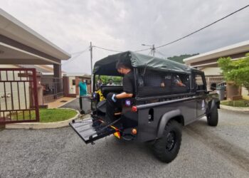 MAYAT P. Aravonthan dibawa anggota polis ke Hospital Tuanku Ja'afar, Seremban selepas lelaki itu ditemukan meninggal dunia di rumahnya di Taman Nusa Intan, Seremban hari ini.-UTUSAN/AFIFI HAFIZ MOHD. NOR