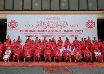 BARISAN kepimpinan ahli Majlis Kerja Tertinggi bergambar bersama di Majlis Pembukaan Perhimpunan Agung UMNO (PAU) 2021 di Dewan Merdeka, Pusat Dagangan Dunia Kuala Lumpur (WTCKL). - UTUSAN/MUHAMAD IQBAL ROSLI