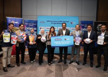 AB. Ghani Hassan (empat, kanan) bersama Fatin Diana Mohd. Zain (enam, kiri) dalam majis menandatangani Origina sebagai penaja rasmi Liga Malaysia 2023 serta Piala Malaysia 2022.
