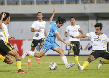 PEMAIN  tengah Penang FC, Asnan Ahmad cuba melepaskan diri daripada kepungan pemain Perak FC dalam perlawanan Liga Super di Stadium Bandaraya. - IHSAN PENANG FC