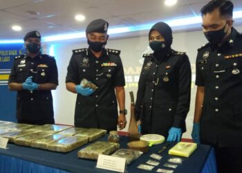 SOFFIAN Santong (dua dari kiri) menunjukkan hasil rampasan dadah serta peralatan yang digunakan untuk menghisap dadah dalam sidang akhbar di Ibu Pejabat Polis Daerah (IPD) Timur Laut, Georgetown, Pulau Pinang hari ini.