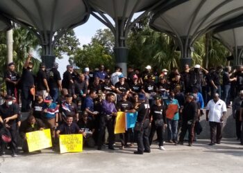 SEBAHAGIAN bekas anggota tentera yang hadir dalam perhimpunan aman di Dataran Kemerdekaan Shah Alam, Selangor, hari ini.- UTUSAN / MOHAMAD NAUFAL MOHAMAD IDRIS