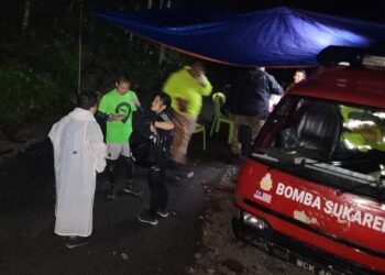 ANGGOTA bomba menjalankan operasi membawa turun pendaki yang terkandas di Gunung Liang di Tanjung Malim hari ini. - UTUSAN/JBPM PERAK