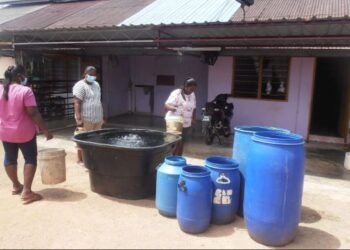 BEBERAPA penduduk menunggu lori SADA menghantar bekalan air untuk kegunaan harian di Kampung Sungkap Para, Bukit Selambau, Sungai Petani, hari ini. - UTUSAN/OTHMAN YAHAYA