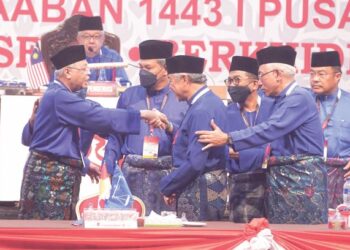 KEWUJUDAN dua kem dalam UMNO kini tidak boleh dinafikan dan terserah kepada kepemimpinan parti untuk menyelesaikannya secara bijaksana.