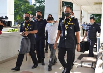 SEREMBAN 3 Mac - WOBG Tze Wei (tengah) didakwa atas 16 pertuduhan melibatkan pengubahan wang haram di Mahkamah Sesyen Seremban, hari ini. - UTUSAN/ZAKKINA WATI AHMAD TARMIZI