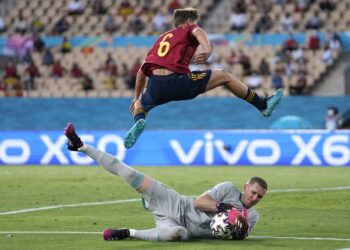 ROBIN OLSEN berjaya menyelamatkan bola, serangan daripada Marcos Llorente pada aksi pertama Sepanyol menentang Sweden dalam kempen Kumpulan E di Stadium La Cartuja, Seville. - AFP