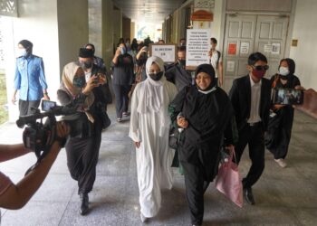 Emilia Hanafi, 43 (tengah) tiba bersama penyokong di Mahkamah Syariah bagi menghadiri prosiding komital berhubung isu mengubah tarikh lawatan tiga anaknya untuk bersama bapa mereka di Kompleks Mahkamah Syariah Kuala Lumpur di sini, hari ini. -FOTO/MUHAMAD IQBAL ROSLI