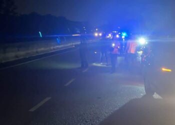 LOKASI kemalangan yang menyebabkan dua  penyokong bola sepak maut di jalan susur Lebuh Raya Utara-Selatan arah Utara, Bercham-Jelapang di Ipoh semalam. - UTUSAN/MEDIA SOSIAL