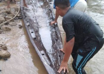SEBUAH perahu lama dipercayai milik pedagang zaman dahulu ditemui di tebing Sungai Ketil berdekatan Kampung Lela, Kuala Pegang, Baling, Kedah, Rabu lalu. - UTUSAN/NORLIA RAMLI