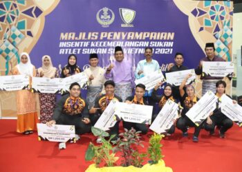 KHAIRUL Shahril Mohamed (tengah) bersama atlet yang menerima Insentif Kecemerlangan Sukan SEA di Ipoh hari ini. - UTUSAN/MUHAMAD NAZREEN SYAH MUSTHAFA