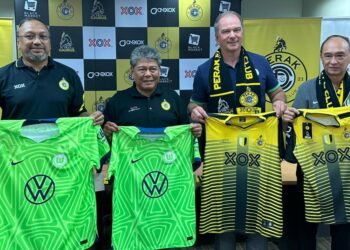 (Dari kiri) CEO Perak FC, Bobie Farid Shamsuddin, Pengerusi Perak FC, Datuk Seri Abdul Azim Mohd Zabidi, Naib Presiden Wolfsburg FC, Andreas Kruse dan wakil Wolfsburg Asia Tenggara, Ken Hew bergambar selepas memeterai perjanjian kerjasama di Ipoh hari ini. - UTUSAN