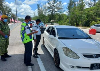 BARUDIN Wariso (tengah) memeriksa kenderaan yang melalui SJR di Perak Tengah, Perak, hari ini.