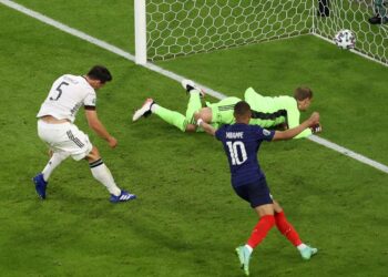 GOL sendiri... Bola hantaran pemain pertahanan Perancis, Lucas Hernandez kepada Kylian Mbappe terkena kaki pemain pertahanan Jerman, Mats Hummel lalu membolosi gawang sendiri dan memberi kemenangan kepada Perancis dalam saingan peringkat Kumpulan F di Stadium Football Arena, Munich. - AFP