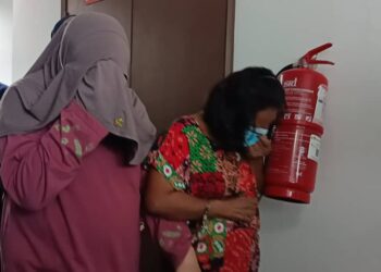 NOOR Azlina Mohd. Nasir (kiri) dan D. Murugamal (kanan) dihadapkan ke Mahkamah Sesyen Ipoh hari ini atas pertuduhan memperdagangkan seorang bayi perempuan berusia sembilan hari.  - UTUSAN