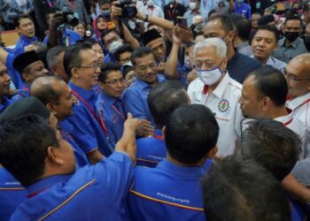 ISMAIL SABRI YAAKOB beramah mesra bersama para perwakilan MTUC selepas merasmikan Persidangan Perwakilan MTUC ke-42, di Universiti Malaya, di sini hari ini. UTUSAN/ SHIDDIEQIIN ZON