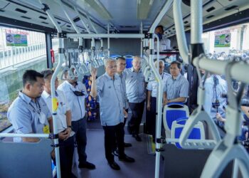ISMAIL Sabri Yaakob (empat dari kiri) meninjau keadaan bas pengantara RapidKL selepas merasmikan MRT Laluan Putrajaya Fasa Satu, Jun lalu. – UTUSAN/FARIZ RUSADIO
