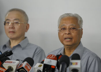 ISMAIL Sabri Yaakob (kanan) bercakap pada sidang akhbar selepas melancarkan Transit Aliran Masa (MRT) Laluan Putrajaya Fasa Satu di Stesen MRT Kampung Batu di sini, hari ini. -