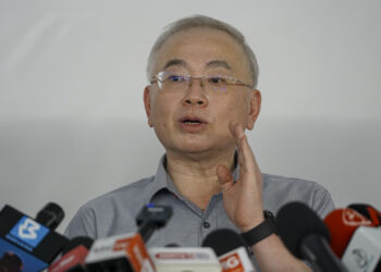 WEE Ka Siong bercakap pada sidang akhbar selepas majlis pelancaran Transit Aliran Masa (MRT) Laluan Putrajaya Fasa Satu di Stesen MRT Kampung Batu di sini, hari ini. -UTUSAN/ FARIZ RUSADIO