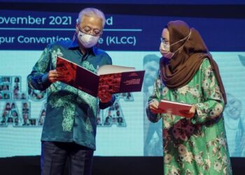 PERDANA Menteri, Datuk Seri Ismail Sabri Yaakob bersama Menteri Perpaduan Negara, Datuk Halimah Mohamed Sadique (kanan) melihat Pelan Tindakan Perpaduan Negara 2021-2030 dan Kami@Pelan Perpaduan Keluarga Malaysia 2021-2025 selepas majlis perasmiannya di ibu negara, tahun lepas. – UTUSAN/FARIZ RUSADIO