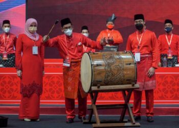 Ahmad Faizal Azumu (tiga dari kiri) melakukan gimik perasmian Sayap Armada dan Srikandi pada Perhimpunan Agung Tahunan Kali Keempat Bersatu di Pusat Dagangan dan Pameran Antarabangsa (MITEC) di sini, hari ini.
Turut sama, Ketua Srikandi Bersatu, Datuk Seri Rina Mohd Harun (dua dari kiri) dan Ketua Armada Bersatu, Wan Ahmad Fayhsal Wan Ahmad Kamal (dua dari kanan) -UTUSAN/FARIZ RUSADIO