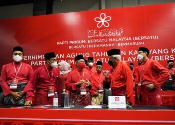 MUHYIDDIN Yassin berbincang selepas berucap pada ucapan dasar hari ke-2 Perhimpunan Agung Tahunan Kali yang ke-4 Parti Pribumi Bersatu Malaysia (Bersatu) di MITEC. - UTUSAN/AMIR KHALID