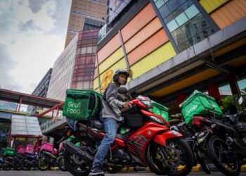 KEHIDUPAN sibuk di bandar menyebabkan masyarakat memilih makanan segera terutama dari Barat. – UTUSAN/SHIDDIEQIIN ZON