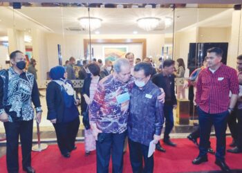 Wan Junaidi Tuanku Jaafar bersama dengan sebahagian ahli Parlimen yang hadir pada majlis penerangan tentang tuntuan kumpulan Sulu yang diadakan secara tertutup di sebuah hotel di Kuala Lumpur, kelmarin.