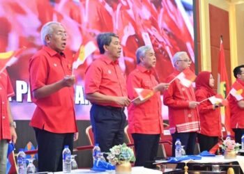 PRESIDEN UMNO, Datuk Seri Ahmad Zahid Hamidi (empat dari kiri), Naib Presiden UMNO, Datuk Seri Ismail Sabri (empat dari kanan) dan Timbalan Presiden UMNO, Datuk Seri Mohamad Hassan (tiga dari kiri) serta Ahli Majlis Tertinggi UMNO pada Perjumpaan Khas Ketua Bahagian dan Ketua Tiga Sayap dari 191 bahagian bersama Presiden UMNO dan Perdana Menteri di WTCKL, semalam. - FOTO/IHSAN MEDIA UMNO