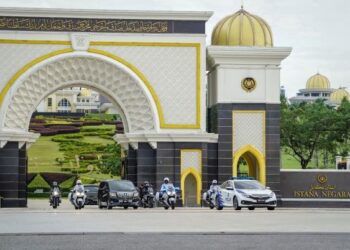 KENDERAAN rasmi yang membawa Perdana Menteri, Tan Sri Muhyiddin Yassin keluar dari Istana Negara selepas menghadap Yang di-Pertuan Agong di Istana Negara. - UTUSAN/FARIZ RUSADIO