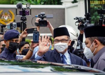 ANWAR Ibrahim adalah ketua parti politik yang pertama menghadap Yang di-Pertuan Agong.