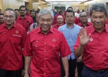AHMAD Zahid Hamidi diiringi oleh Timbalan Presiden UMNO, Datuk Seri Mohamad Hasan dan Datuk Seri Hishammuddin Hussein hadir pada Perjumpaan Khas Ketua Bahagian dan Ketua Tiga Sayap dari 191 bahagian bersama Presiden UMNO dan Perdana Menteri di WTCKL, hari ini. - FOTO/AMIR KHALID