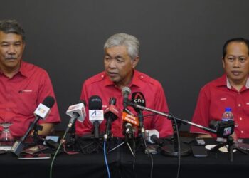 AHMAD Zahid Hamidi bersama Timbalan Presiden UMNO, Datuk Seri Mohamad Hasan dan Setiausaha Agung UMNO, Datuk Seri Ahmad Maslan dalam sidang akhbar selepas majlis Perjumpaan Khas Ketua Bahagian dan Ketua Tiga Sayap dari 191 bahagian bersama Presiden UMNO dan Perdana Menteri di WTCKL, hari ini. - FOTO/AMIR KHALID
