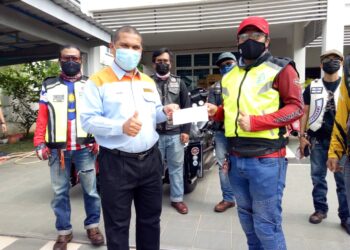MOHD. Razmi Khalid (kanan) menyampaikan sumbangan wang tunai kepada Zulkifli Wahijan untuk diagihkan kepada penduduk terlibat tragedi kepala air di Gurun hari ini. - UTUSAN/NUR SYAZWANA MANSOR