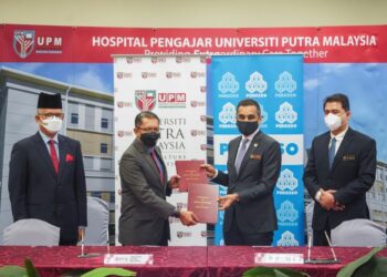 MOHD. Roslan Sulaiman (dua dari kiri) dan Mohammed Azman Aziz Mohammed (dua dari kanan) bertukar dokumen menandatangani perjanjian persefahaman (MoU) sambil disaksikan Dr. Muhammad Mohd. Isa (kiri) damDr. Hafez Hussain (kanan) di Serdang, Selangor. semalam. – UTUSAN/AMIR KHALID
