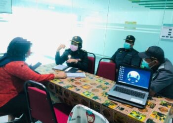 PEGAWAI penguat kuasa mengeluarkan kompaun kepada pembekal ayam yang menjual ayam melebihi harga maksimum yang telah ditetapkan di sekitar Perlis dan Kedah.