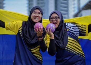 PASANGAN Perlis, Ain Nurnajwa Norhisham (kiri) dan Nur Nadhirah Azmi meraih pingat emas boling padang beregu wanita Sukma 2022 di Kompleks Sukan Bukit Kiara hari ini. - UTUSAN/FARIZ RUSADIO