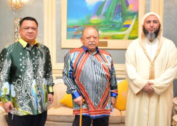 TUANKU Syed Sirajuddin Jamalullail (tengah) berkenan menerima mengadap Syaikh Dr. Said Ibn Muhammad al-Kamali (kanan) di Balai Menghadap Biru Istana Arau, Perlis malam tadi. Berangkat sama, Tuanku Syed Faizuddin Putra Jamalullail.