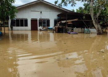 HUJAN lebat semalam menyebabkan beberapa kawasan rendah di sekitar Perlis dinaiki air.