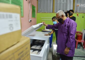 NOH Omar meninjau operasi sebuah syarikat memproses perut lembu import di Parit 1, Tanjong Karang, di Kuala Selangor, Selangor hari ini.