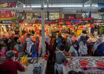 HARGA barang dijangka naik berikutan kenaikan OPR baru-baru ini. - UTUSAN/FARIZ RUSADIO