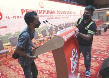 Para petugas membuat persiapan akhir sebelum Perhimpunan Agung UMNO 2021 yang berlangsung di Pusat Dagangan Dunia Kuala Lumpur bermula hari ini. - UTUSAN/MUHAMAD IQBAL ROSLI