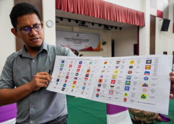 KUALA LUMPUR, 4 NOVEMBER 2022 - Petugas Pejabat Pegawai Pengurus Parlimen P.102 Bangi, Muhammad Farid Mohamed Dali menunjukkan senarai parti yang berdaftar dengan Suruhanjaya Pilihan Raya (SPR) yang dipamerkan semasa persiapan sempena hari penamaan calon yang akan berlangsung esok ketika tinjauan di Pusat Penamaan Calon Pilihan Raya Umum ke-15 P.102 Bangi, Dewan Utama Demesne Pejabat Daerah & Tanah Hulu Langat di sini hari ini. UTUSAN/ AMIR KHALID