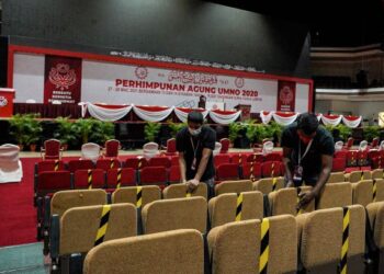 Petugas melakukan persiapan terakhir bagi memastikan prosedur operasi standard (SOP) dipatuhi sepanjang Perhimpunan Agung UMNO 2020 di Pusat Dagangan Dunia (WTC) Kuala Lumpur, hujung minggu ini. -UTUSAN/AMIR KHALID
