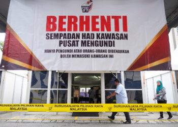 KUALA LUMPUR, 14 NOVEMBER 2022 - Sebahagian petugas Suruhanjaya Pilihan Raya (SPR) yang giat melakukan persiapan bagi hari undi awal pada esok hari sempena Pilihan Raya Umum ke-15 ketika tinjauan di Balai Polis Damansara di sini hari ini. UTUSAN/ AMIR KHALID