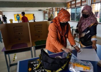 Petugas Suruhanjaya Pilihan Raya (SPR) melakukan persiapan untuk penduduk Melaka membuang undi hari ini di Sekolah Kebangsaan Asahan dalam DUN Asahan semalam.