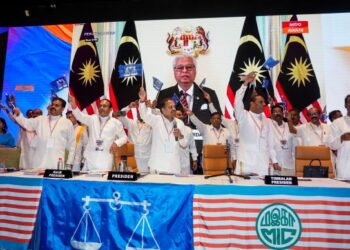 Presiden MIC, Tan Sri S A Vigneswaran diiringi oleh Timbalan Presiden MIC, Datuk Seri Saravanan Murugan bersama ahli majlis tertinggi MIC bersorak semasa menyaksikan siaran langsung Perutusan Khas mengenai pembubaran parlimen oleh Perdana Menteri, Datuk Seri Ismail Sabri Yaakob ketika Perhimpunan Agung MIC di MITEC,  hari ini. -UTUSAN  AMIR KHALID