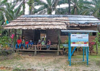 MASYARAKAT Orang Asli Kg. Berasau, Johor menerima manfaat program Sentuhan Harapan MEKAR Johor@Kluang inisiatif solar oleh Yayasan Petronas dengan kerjasama Jakoa dan Yayasan UTHM.