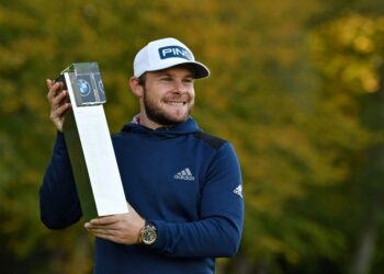 TYRRELL Hatton bersama trofi Kejuaraan PGA selepas muncul juara di Kelab Golf Wentworth, Surrey, London semalam. - AFP