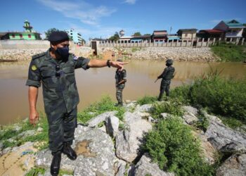 AZHARI Nusi meninjau kawalan di pangkalan haram  di tebing Sungai Golok, Rantau Panjang. Kelantan.